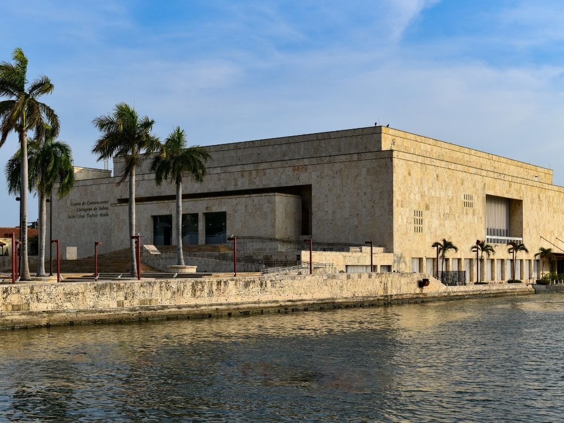 Centro de Convenciones Tequendama: Corporativa frente al mar con palmeras.