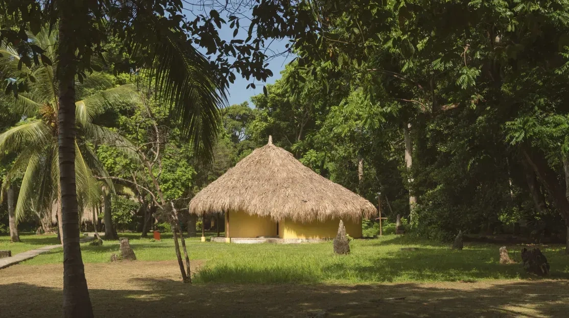 Cabañas Tequendama | Hotel en Parque Tayrona: Majestuosa cabaña de paja con techo cónico en un entorno selvático.
