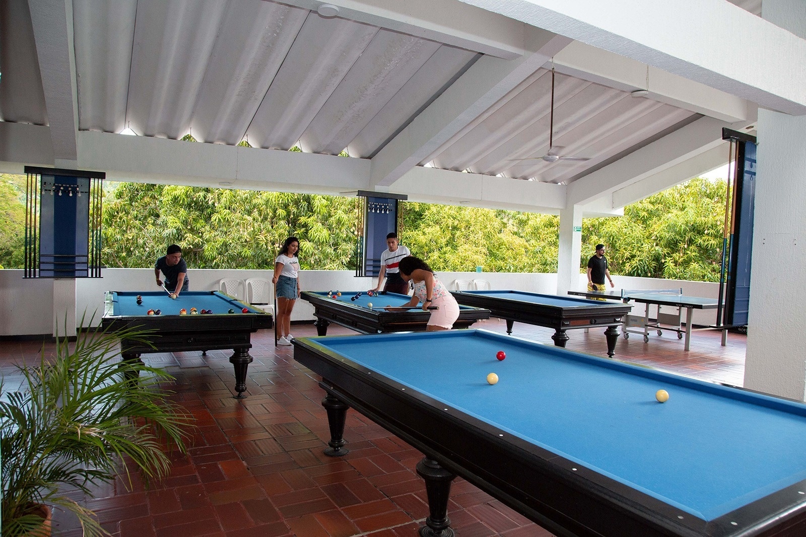 Hotel Mirador de Sumapaz: mesas de billar y ping pong al aire libre con vista a la naturaleza.