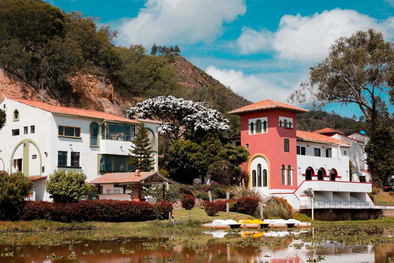 Hotel Refugio El Santuario: Edificios frente a la laguna, ideal para estancias tranquilas.