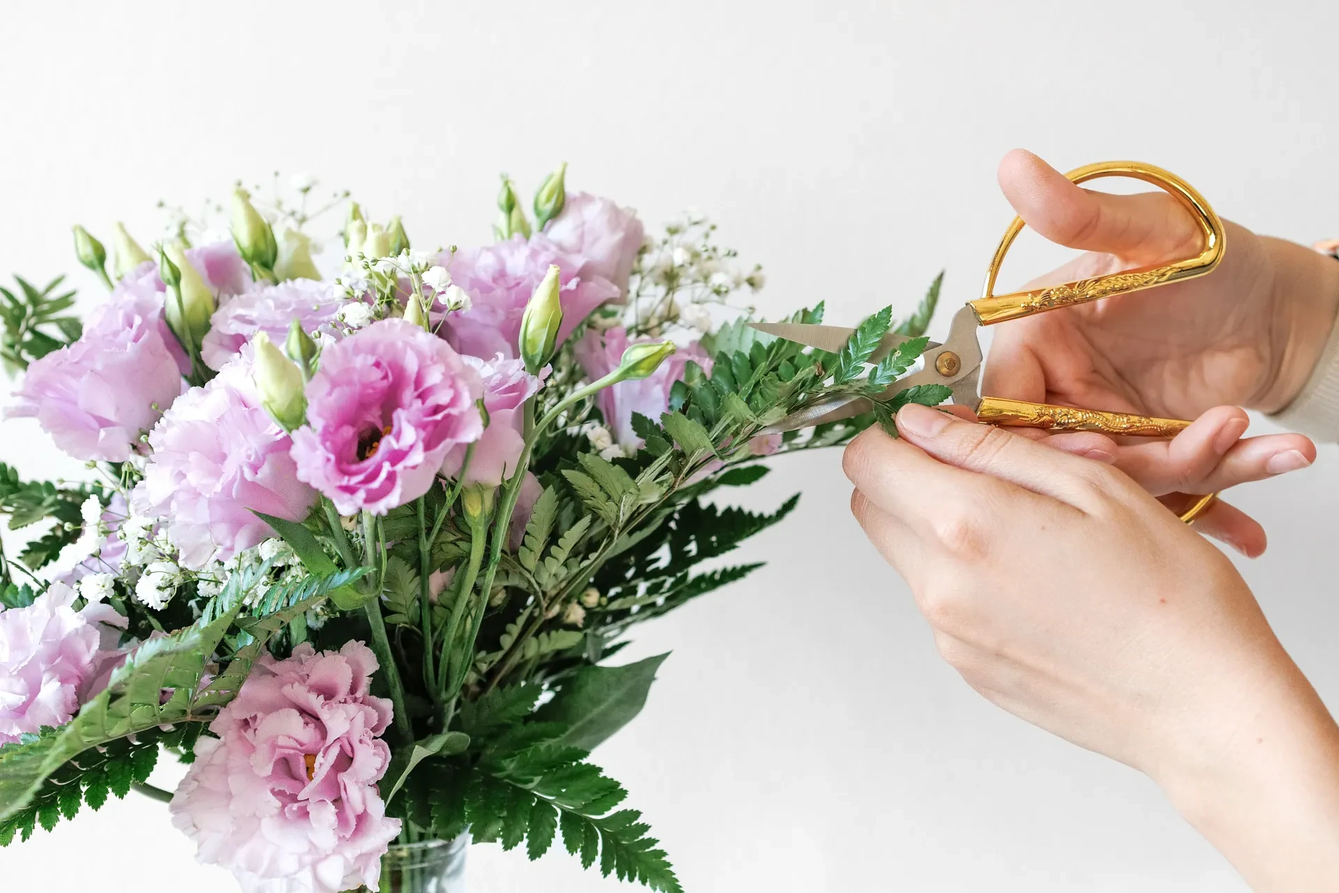 Arreglo floral con tijeras doradas, ideal para eventos Tequendama: Corporativa.