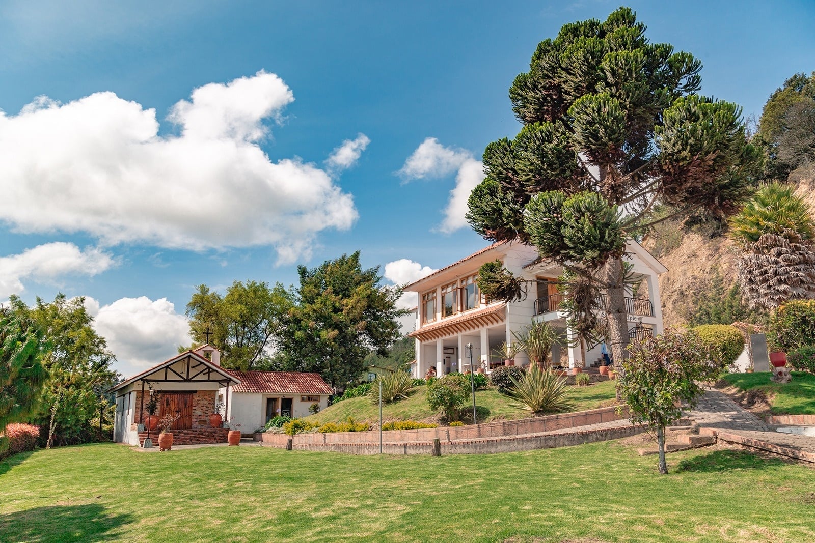 Tequendama: Corporativa sede con casas de campo y amplios jardines.