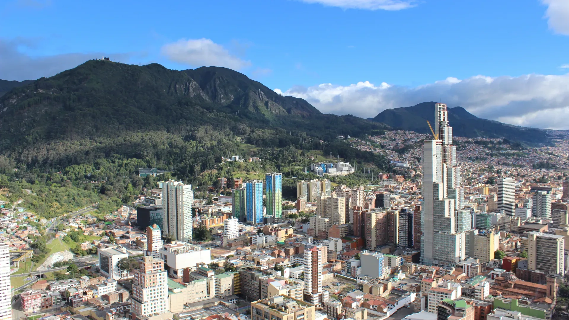 Vista panorámica de Bogotá con rascacielos y montañas, Hoteles y Destinos en Colombia | Tequendama Hoteles