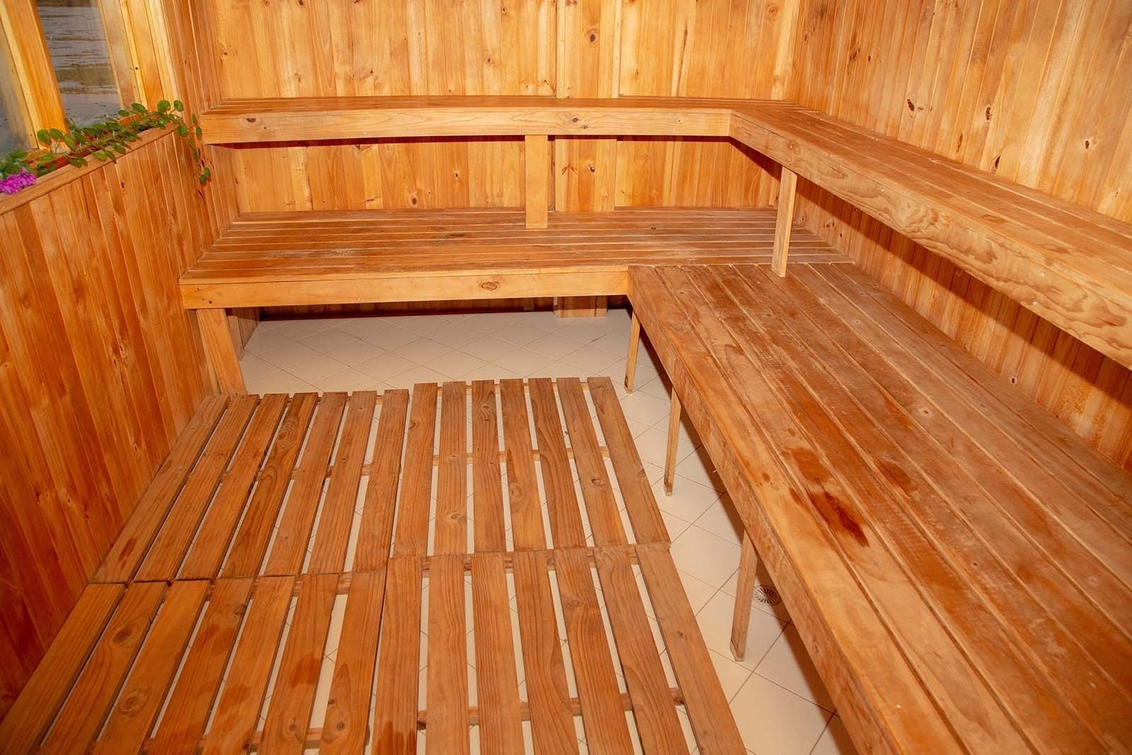 Sauna de madera en Hotel Refugio El Santuario, ideal para relajarse en la Laguna de Fúquene.