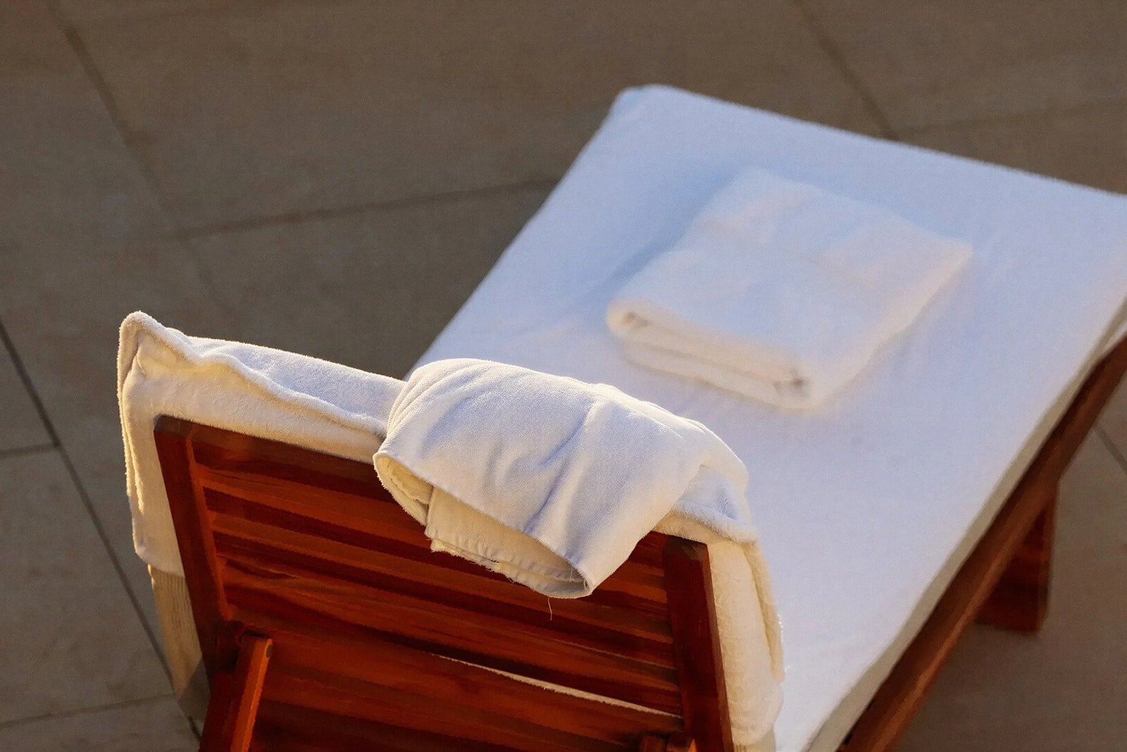 Lounger with white towels, ready for relaxation at Tequendama: Corporativa.