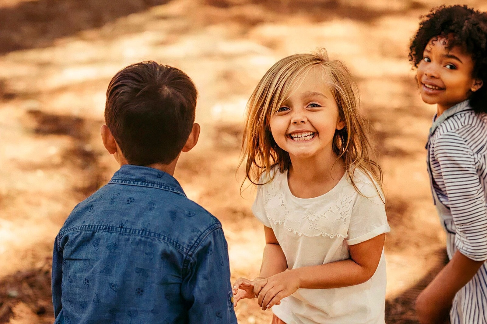 Tequendama: Niños sonriendo en exterior, perfecta para eventos corporativos.