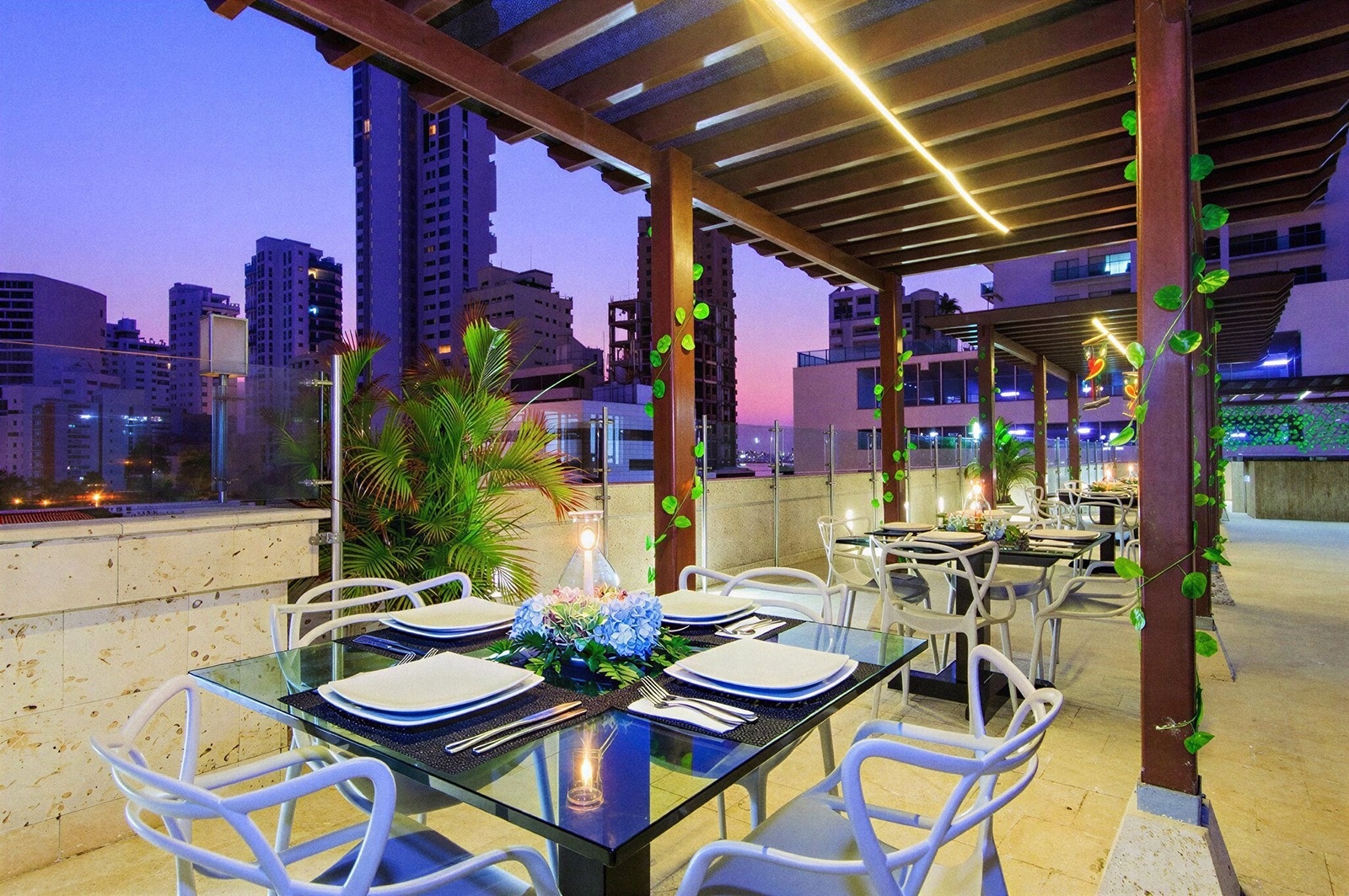 Terraza del Hotel Tequendama: Corporativa, con mesas al aire libre y vistas nocturnas.