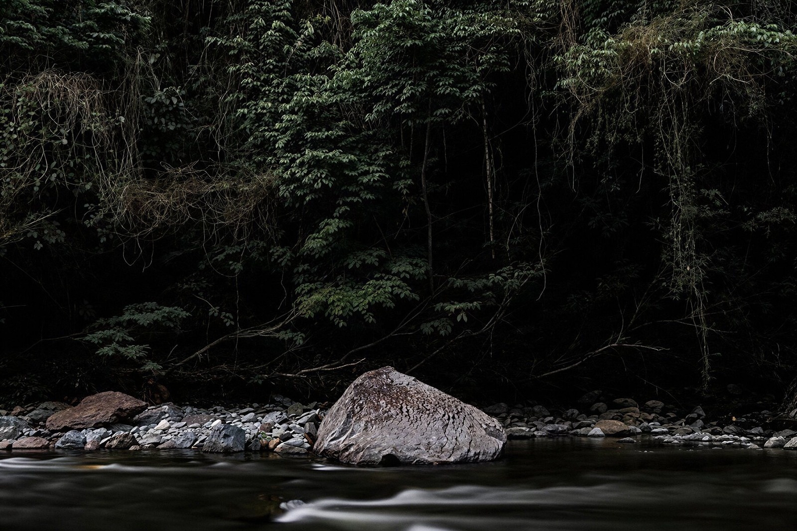 Río selvático cerca de Tequendama: Corporativa. Roca y vegetación densa.