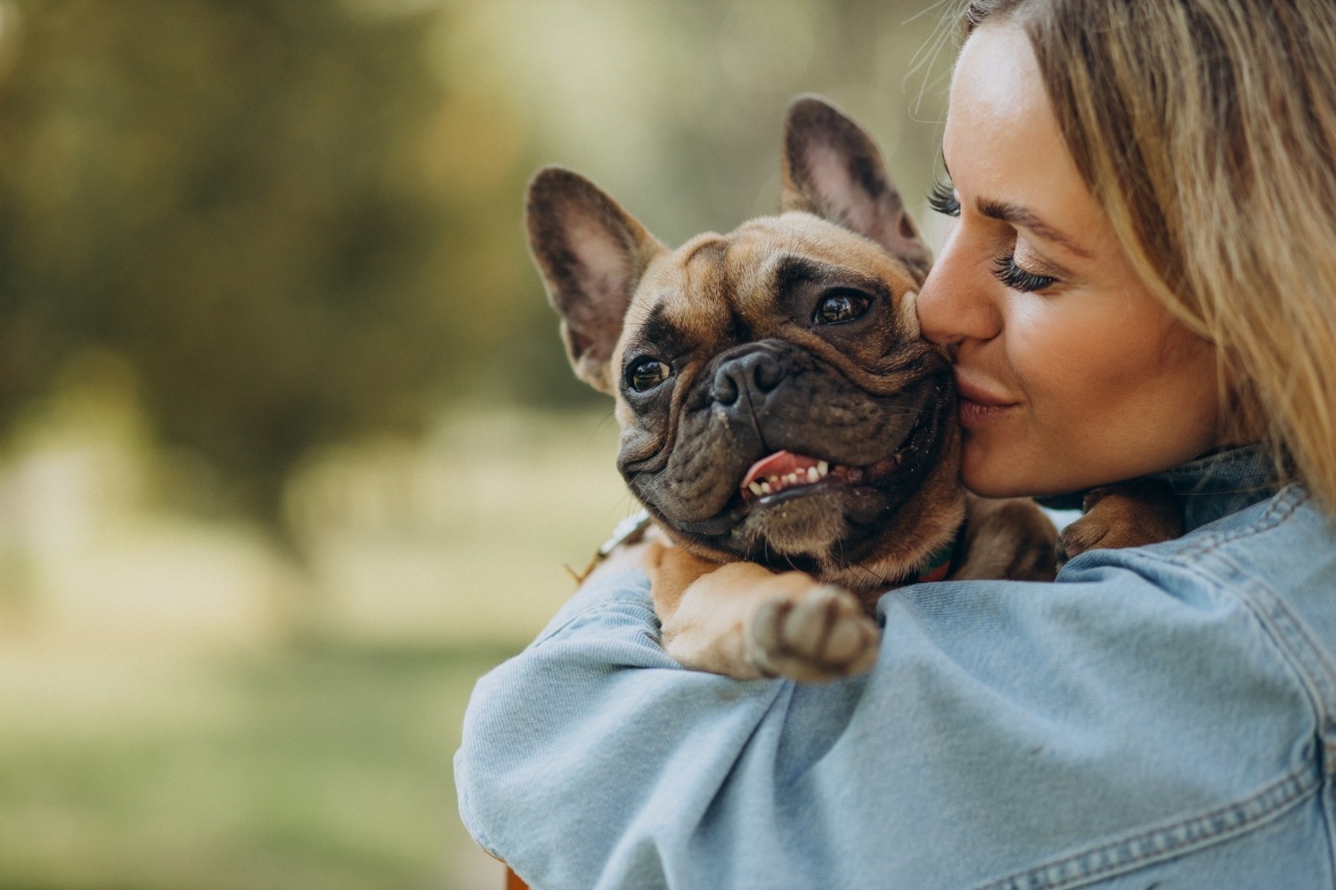 French Bulldog dog gets kiss from woman, perfect for Tequendama: Corporativa