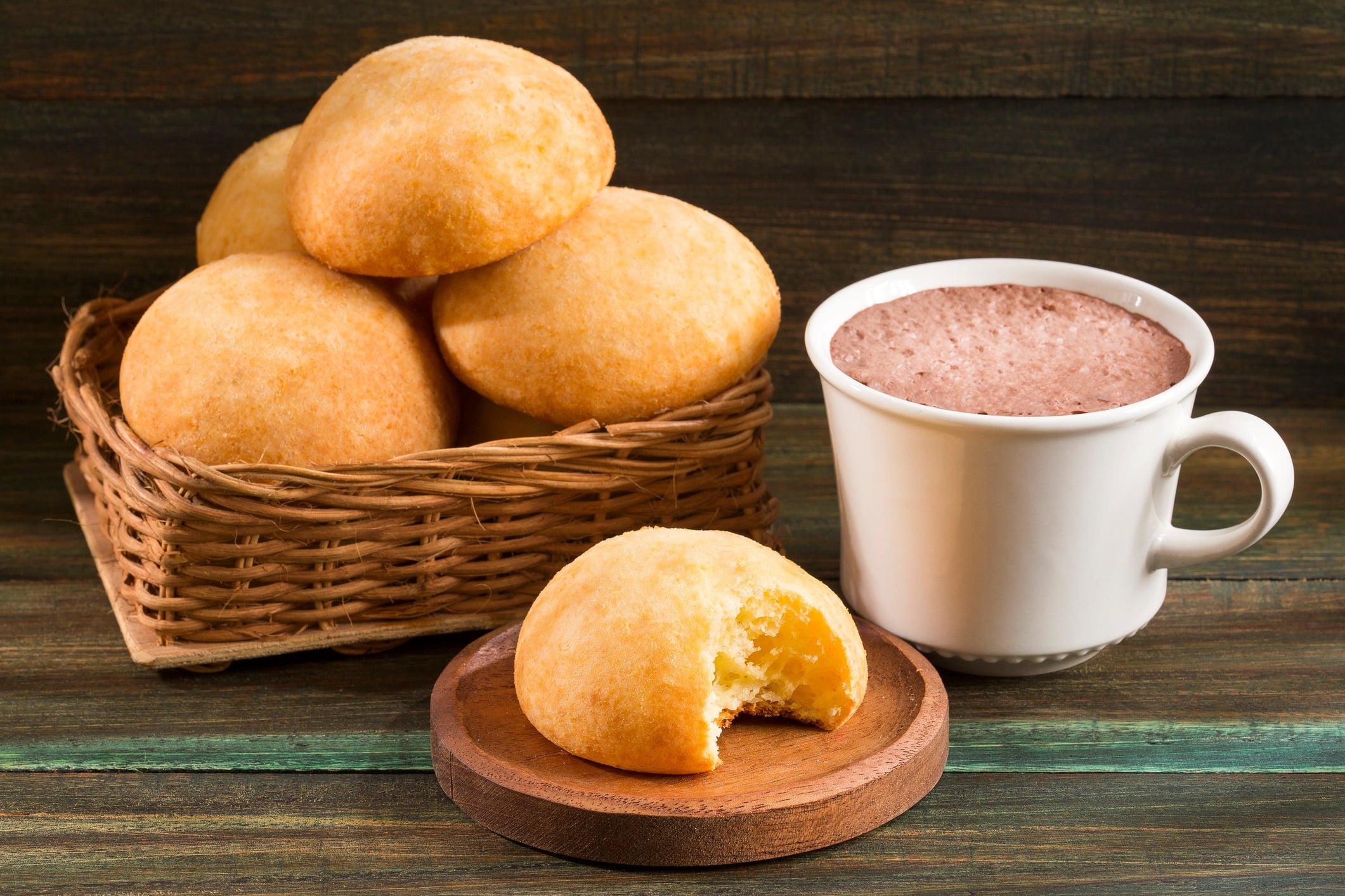 Bollos de queso calientes y café con leche Tequendama: Corporativa en mesa rústica