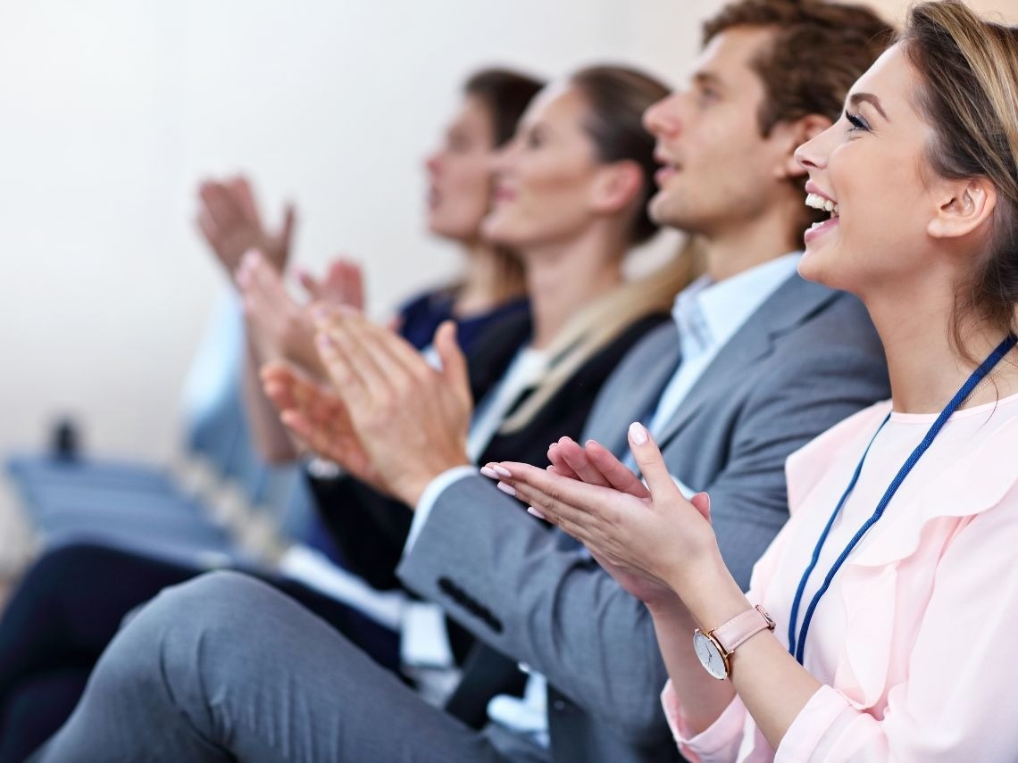Asistentes aplaudiendo en evento Tequendama Corporativo.