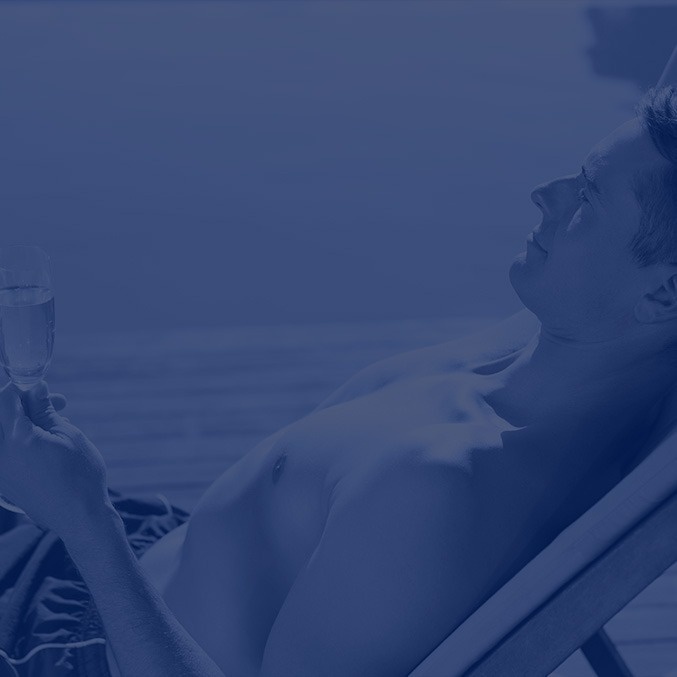 Hombre relajado con copa, Tequendama: Corporativa ideal.