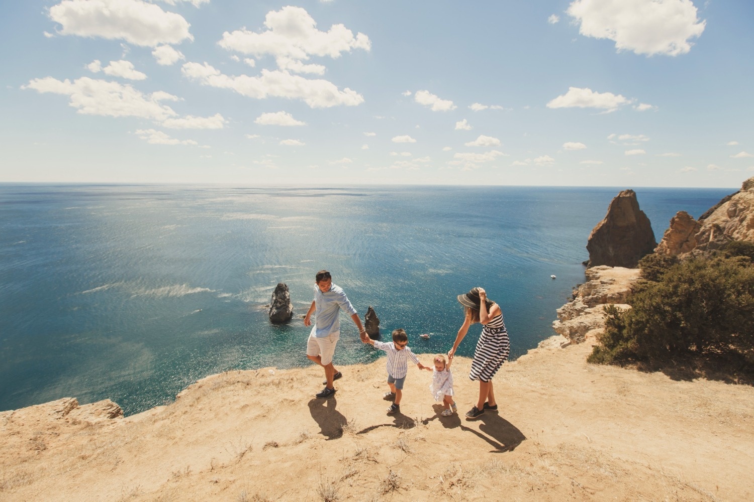 Familia disfrutando vista al mar desde acantilado, Tequendama: Corporativa