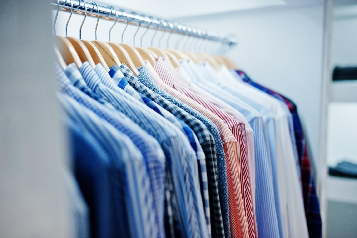 Camisas para hombre Tequendama Corporativa, colgadas en un armario.