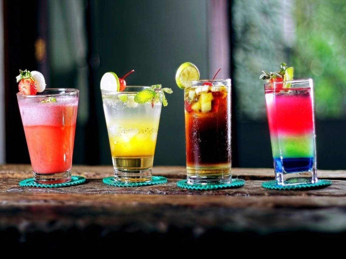 Bebidas refrescantes en el Hotel Tequendama: Corporativa, perfectas para relajarse.