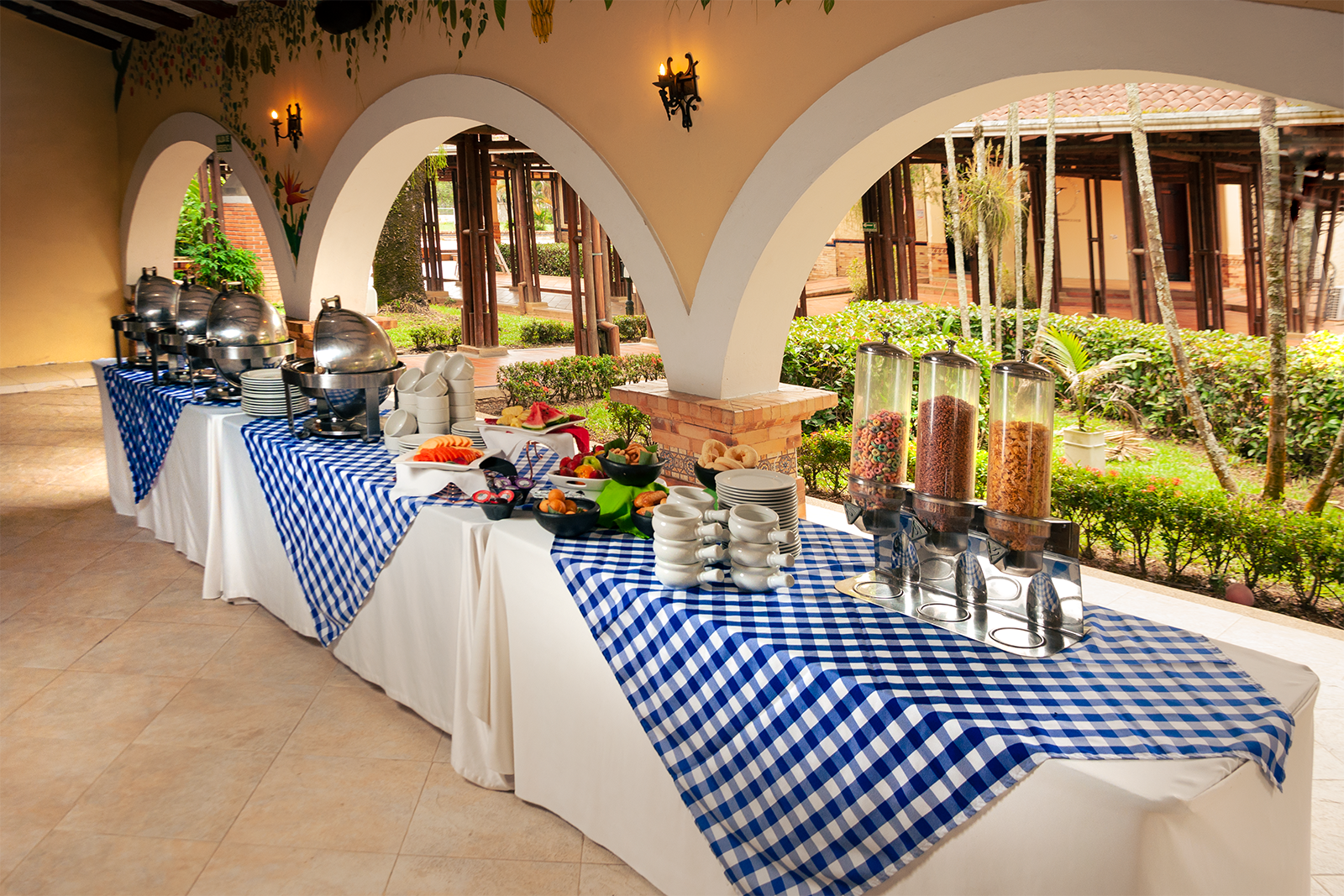Tequendama Hotel Campestre Villavicencio: Buffet breakfast with fruit, cereal dispensers, and chafing dishes.