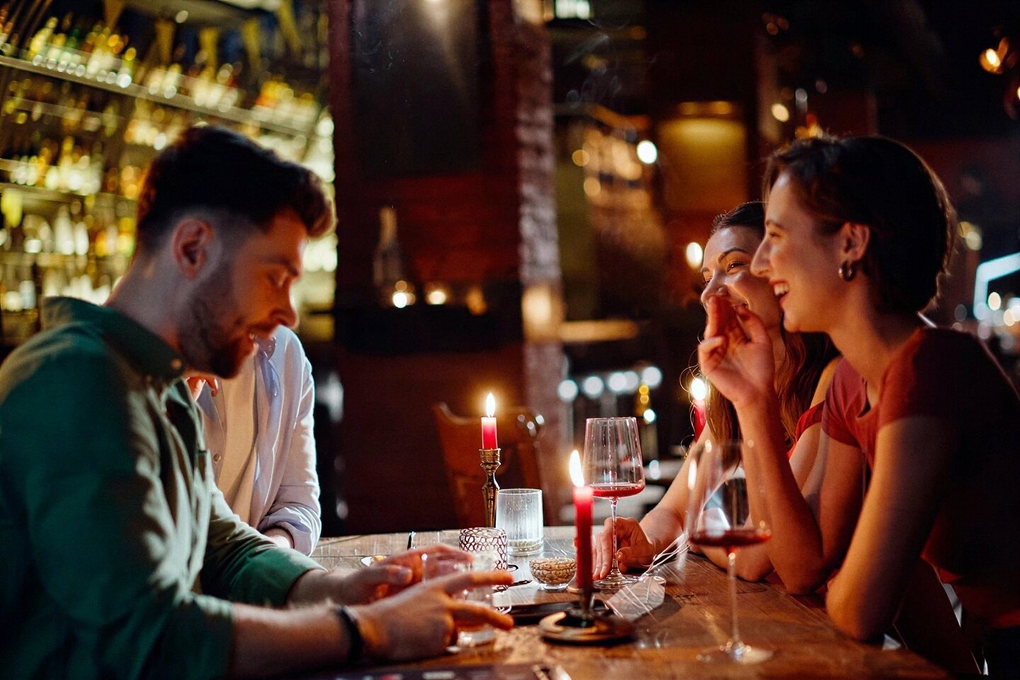 Tequendama: Corporativa - Cena romántica a la luz de las velas con vino tinto.
