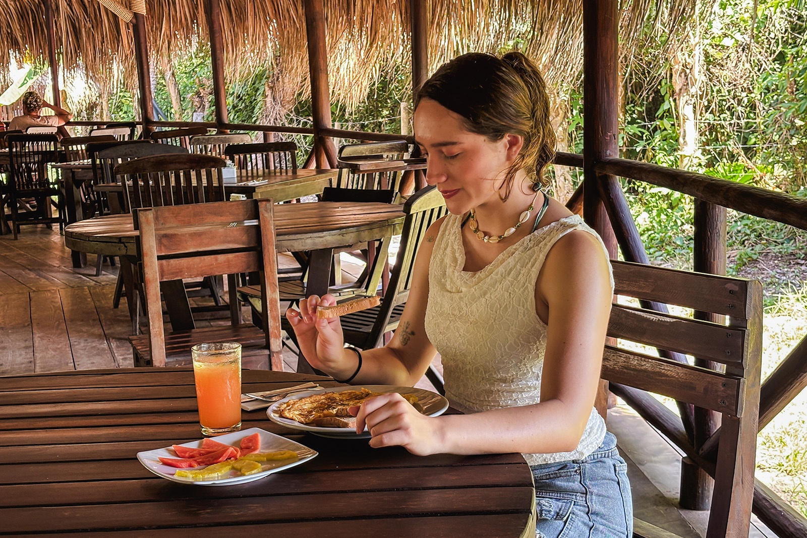 Desayuno al aire libre en Tequendama: Corporativa. Frutas frescas y jugo natural.