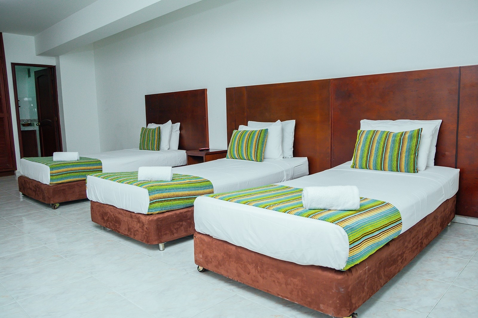 3 beds at Tama Hotel Granada Real: comfortable lodging in North Cali. Official site.