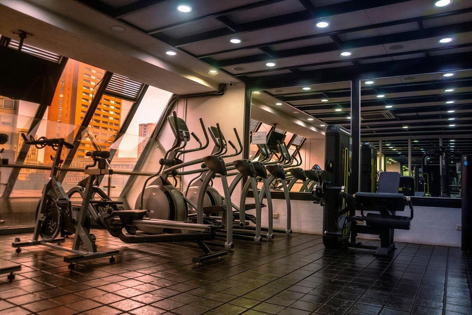 Tequendama: Corporativa. Gimnasio moderno con equipos de cardio y pesas.