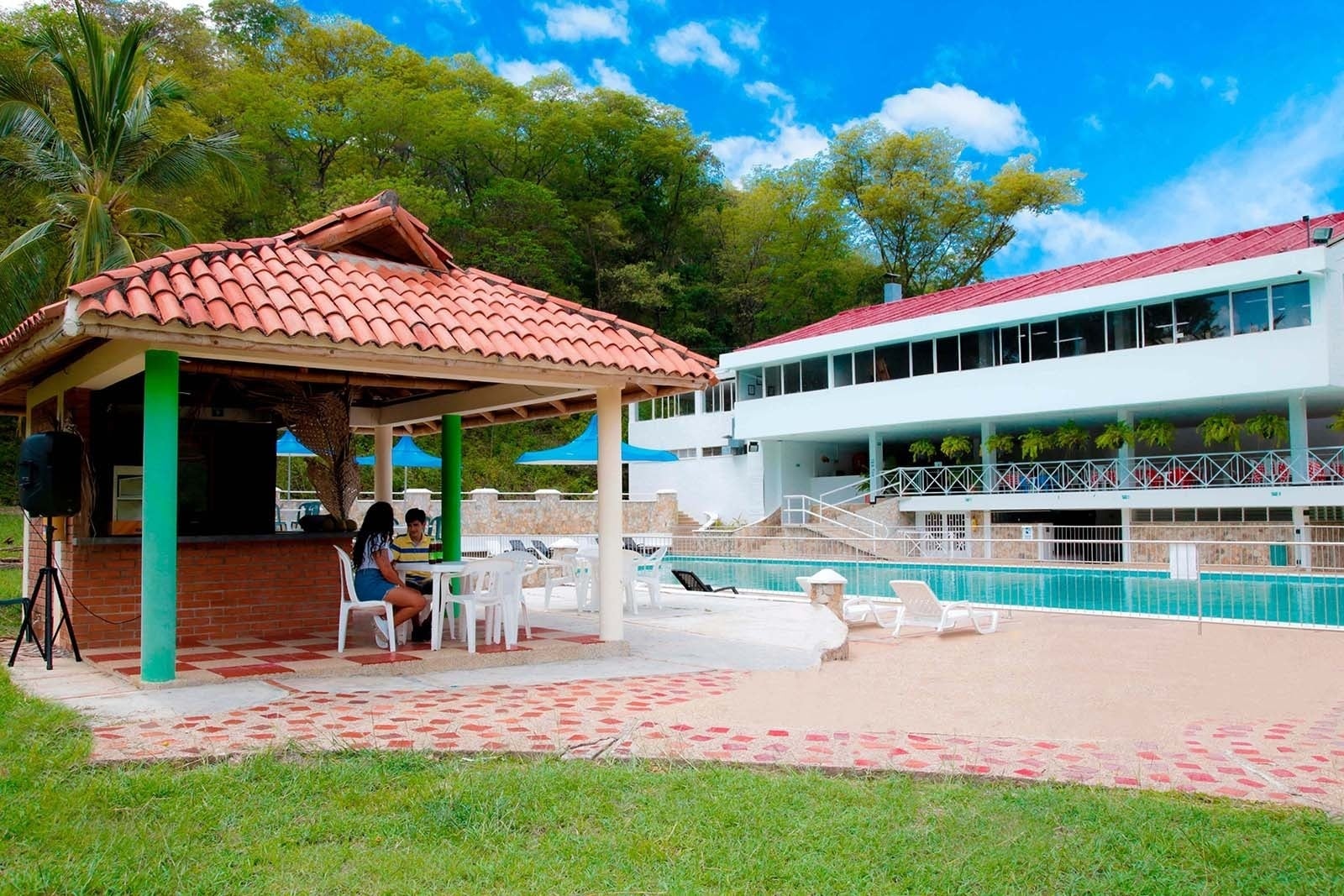 Tequendama Hotel: Pool, bar, and green views. Perfect for corporate events.