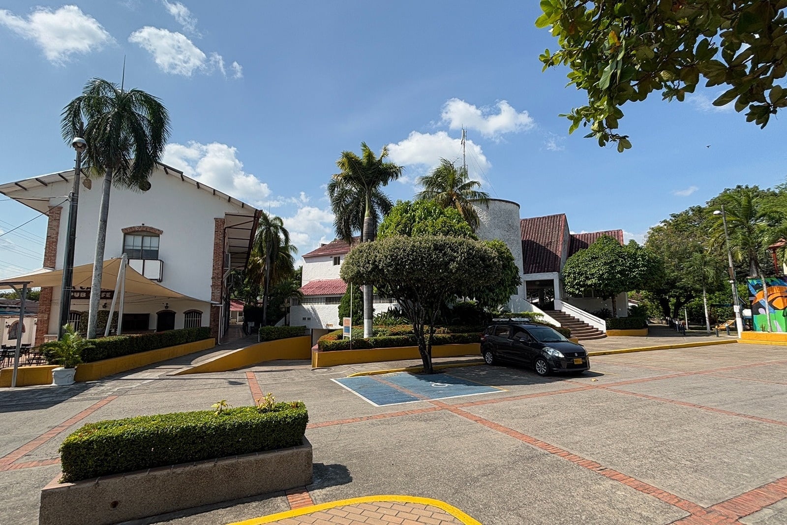 Edificio Tequendama: Corporativa. Entrada principal con escalinata y coche negro.