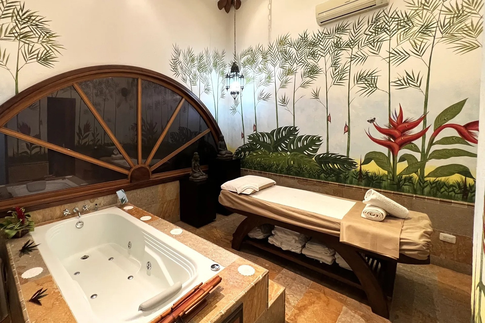 Tequendama: Corporativa - Spa suite with jacuzzi and massage table.