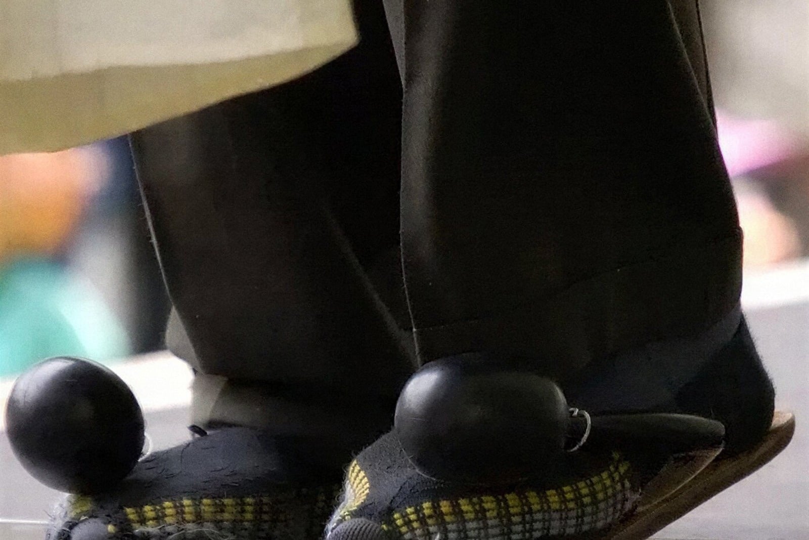 Zapatos Tequendama: Corporativa, con detalles esféricos negros.
