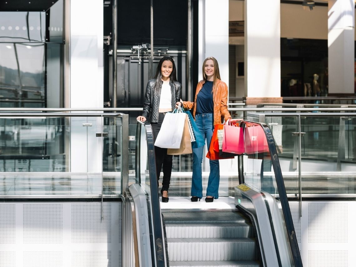Dos mujeres con bolsas de compras en el Hotel Tequendama: Corporativo