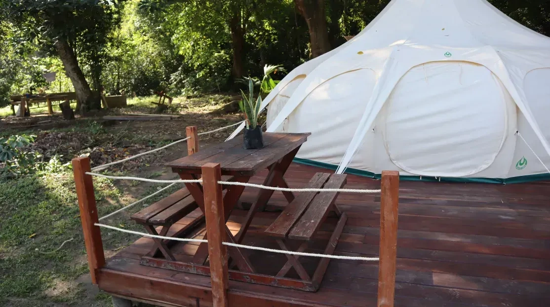 Cabañas Tequendama | Tent glamping con mesa y bancos en Parque Tayrona.
