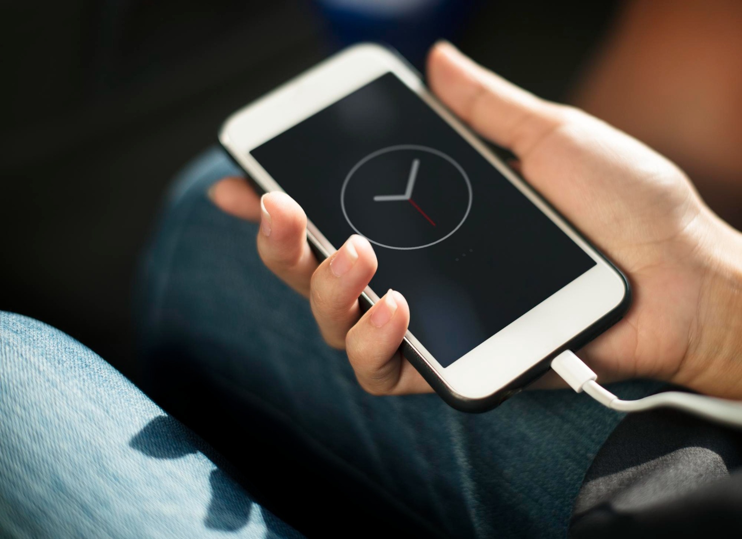 Tequendama: Corporativa - Smartphone cargando, listo para tu viaje de negocios.