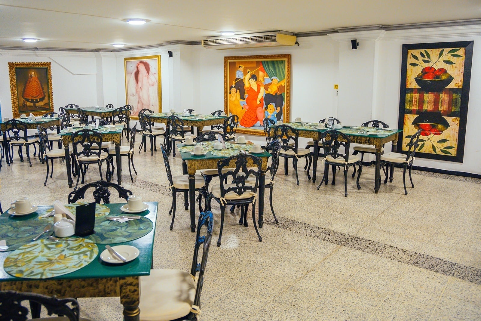 Tequendama: Corporativa dining room with tables set and art