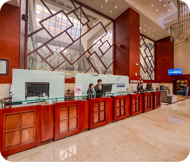 Recepción del Hotel Tequendama: Corporativa, con personal amable y moderna decoración.