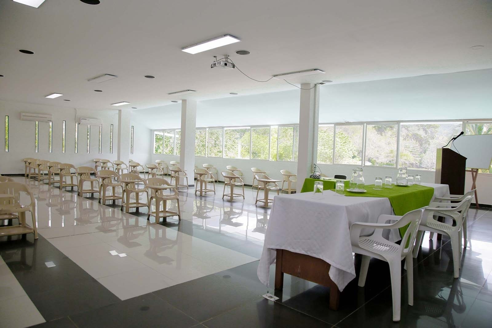 Salón Tequendama: Corporativa, sillas y mesas para eventos corporativos.