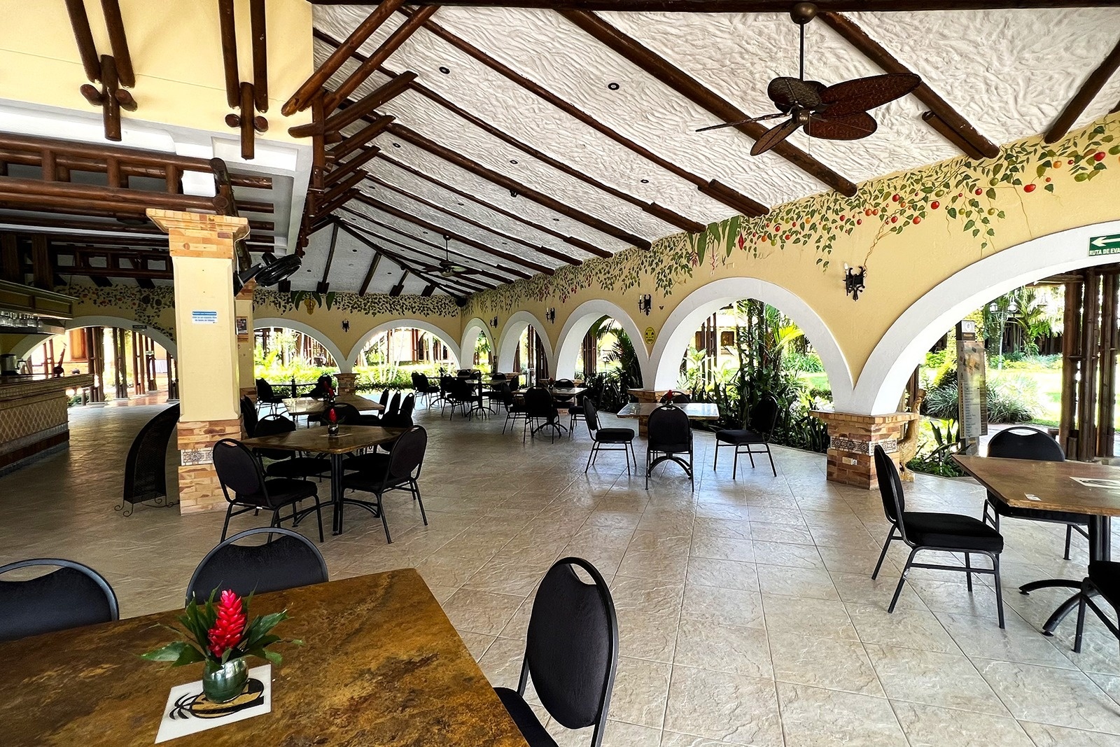 Tequendama Hotel Campestre Villavicencio: Open-air dining with tropical decor, relaxation.