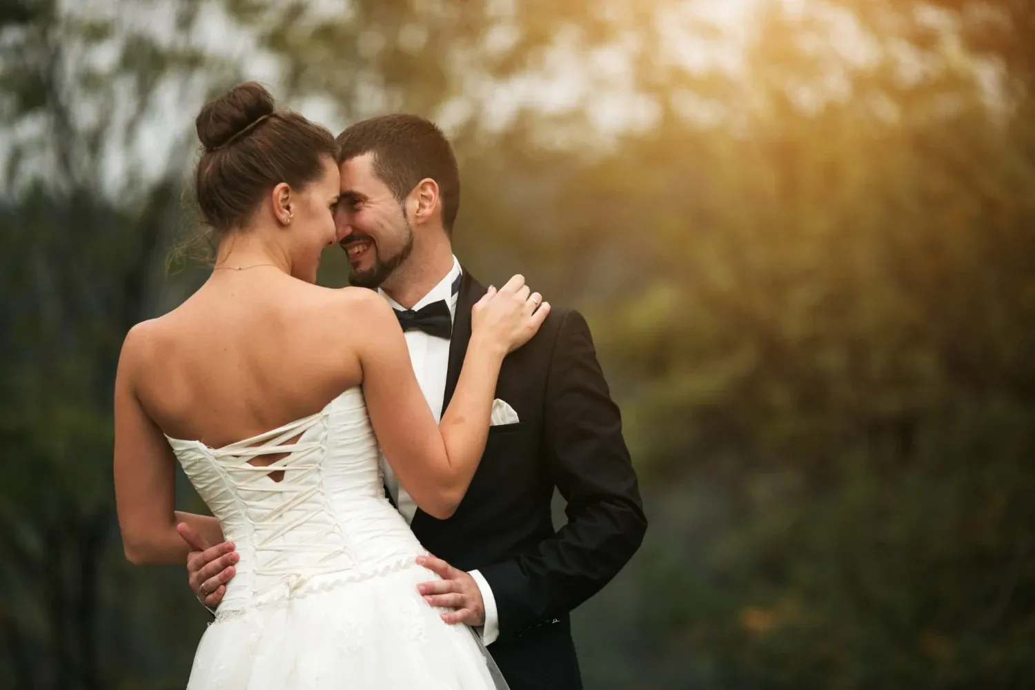 Novios disfrutando de un momento romántico durante su boda. Tequendama: Corporativa