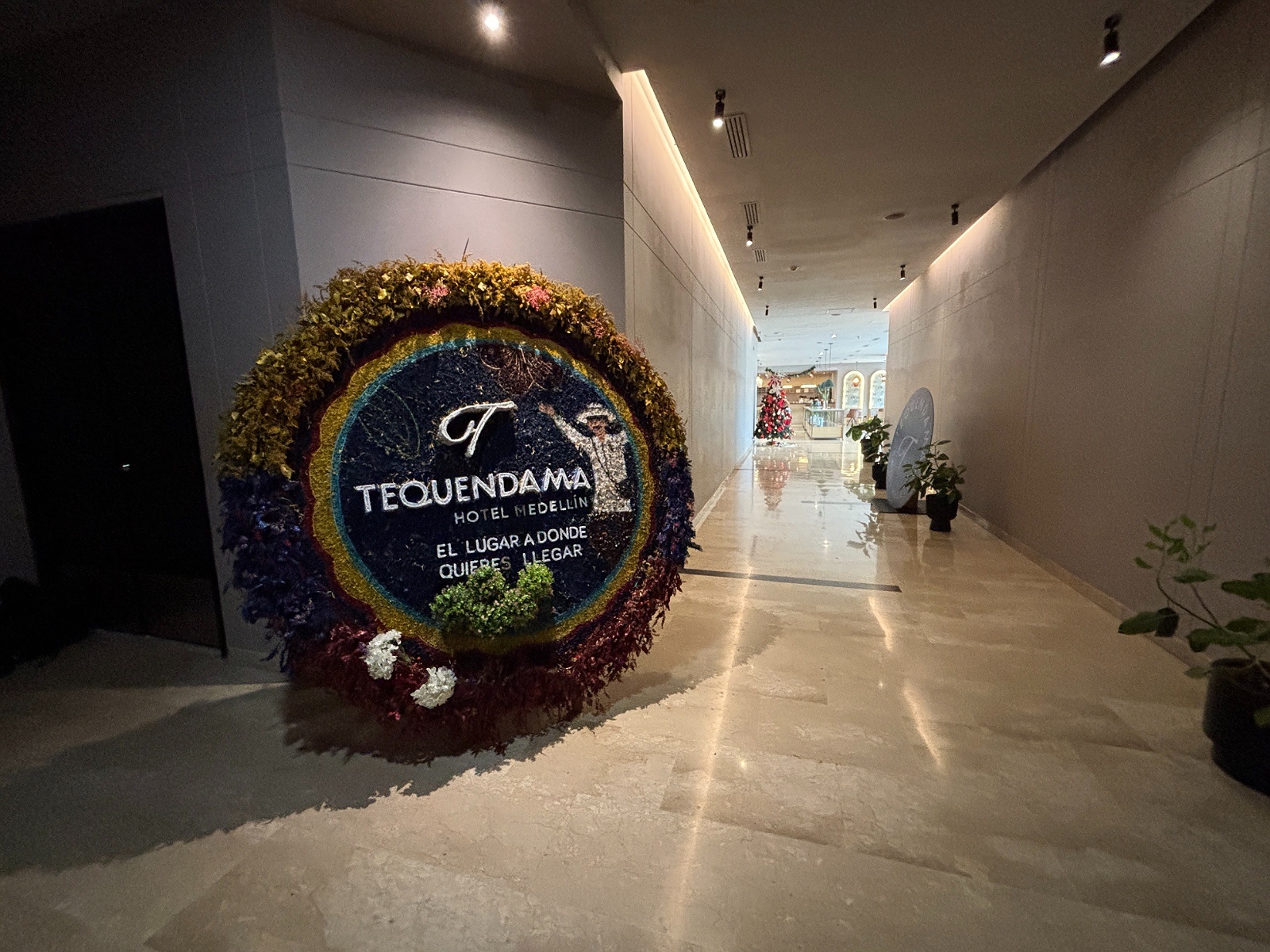 Tequendama Hotel Medellín: A welcoming floral display at Tequendama: Corporativa.