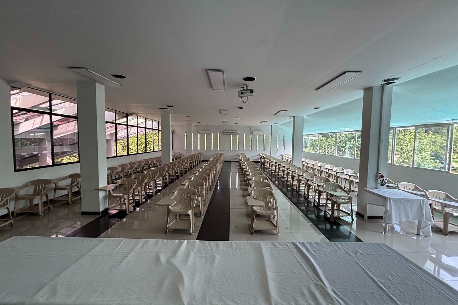 Sala de conferencias moderna en Hotel Mirador de Sumapaz con sillas y mesas para eventos.