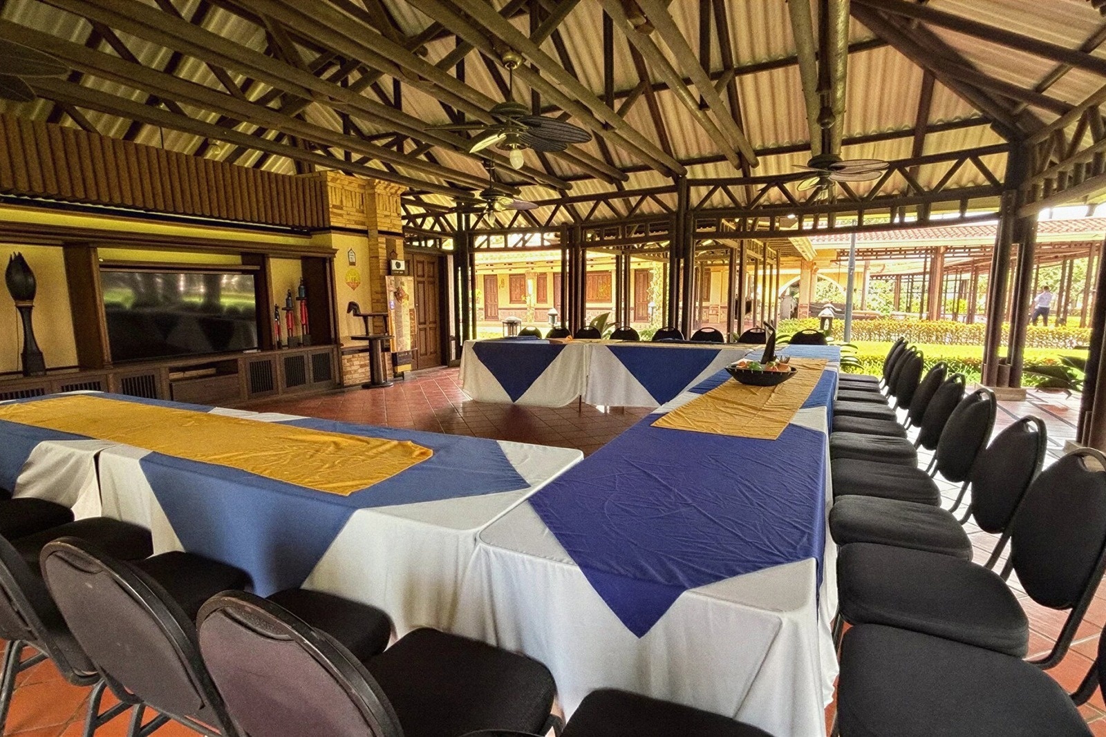 Salón para eventos del Hotel Campestre Tequendama, Villavicencio, con mesas dispuestas y sillas para su reunión.