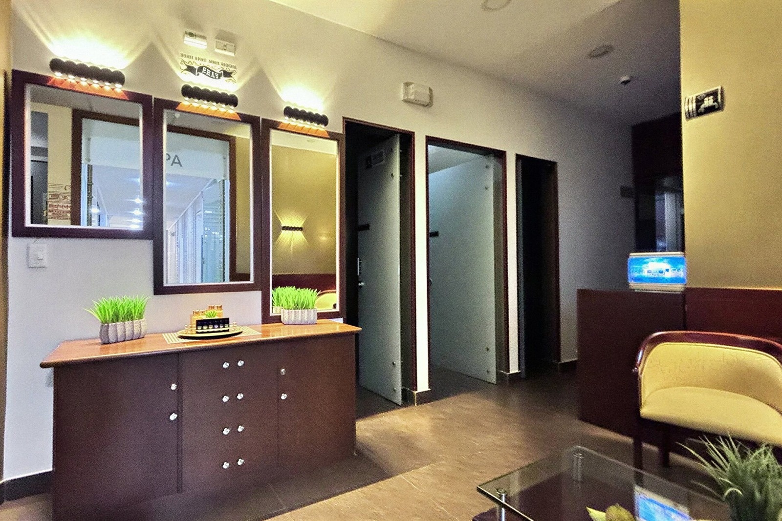 Recepción Tequendama Corporativa: espejo y sillón amarillo.