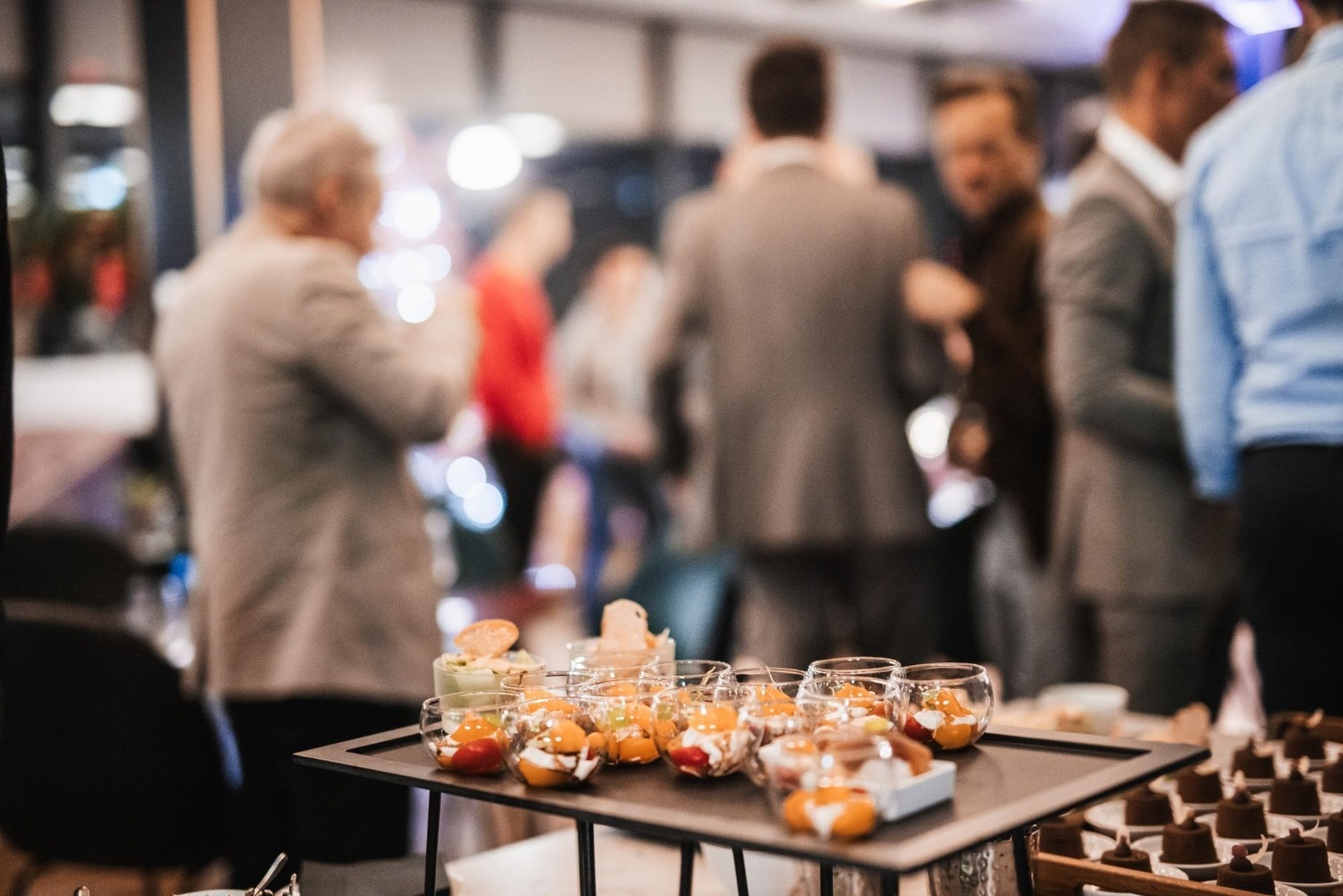 Tequendama: Corporativa. Mesa de bocadillos y postres en evento empresarial.