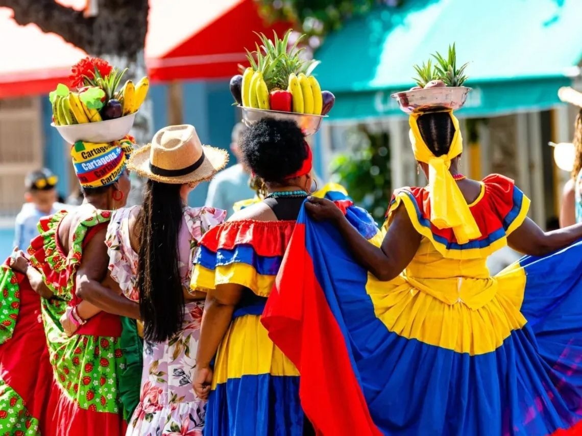 Mujeres con frutas y trajes típicos en Cartagena, cerca de Hoteles en Cartagena | Tequendama Hoteles.