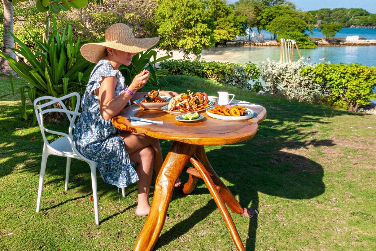Enjoy fresh seafood by the sea at Hotel Rosario de Mar By Tequendama, Islas del Rosario.
