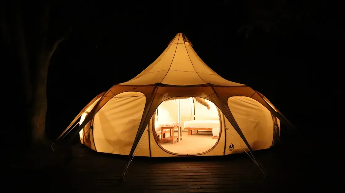 Cabañas Tequendama: tiendas de glamping iluminadas de noche. Hotel en Parque Tayrona.