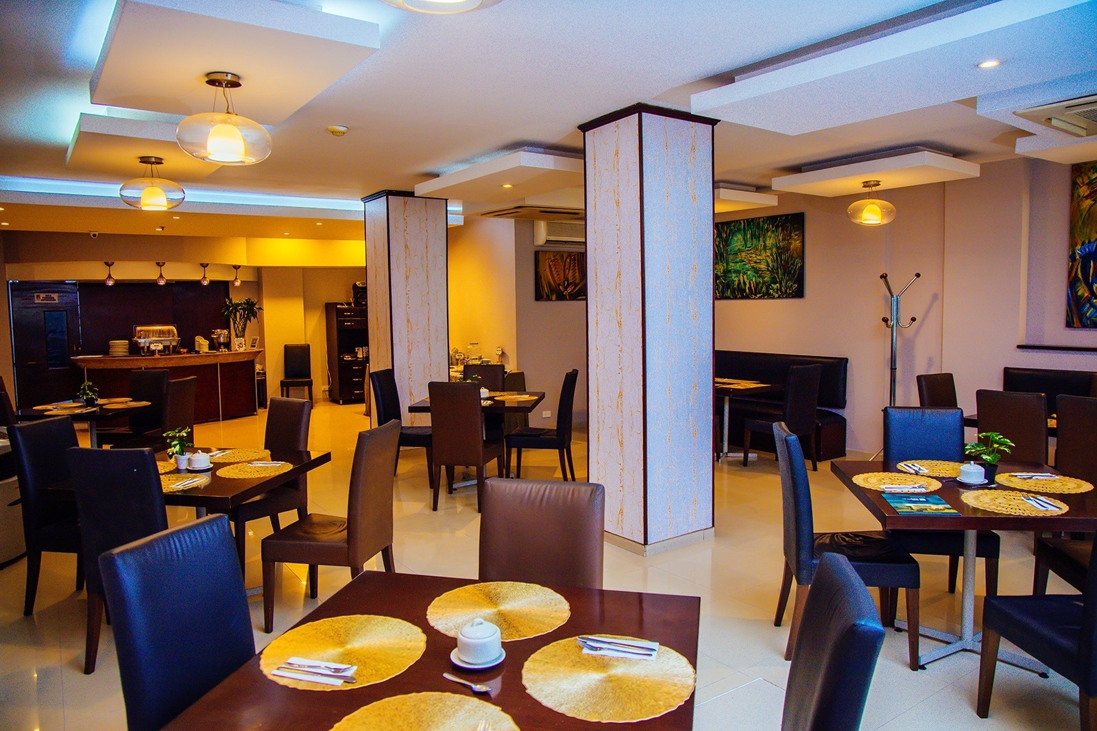 Hotel Plaza Las Américas restaurant: tables set with yellow placemats and chairs.