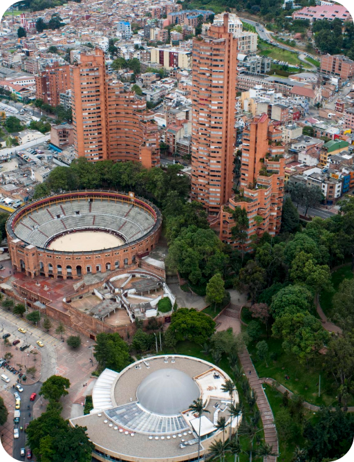 Tequendama: Corporativa. Vista aérea de hotel, plaza de toros y modernos edificios.