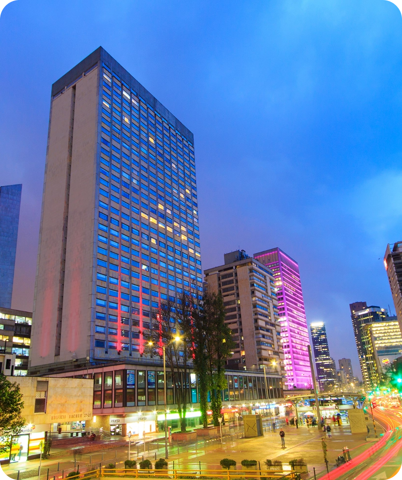 Hotel Tequendama: Corporativa. Edificio icónico y moderno en Bogotá al anochecer.