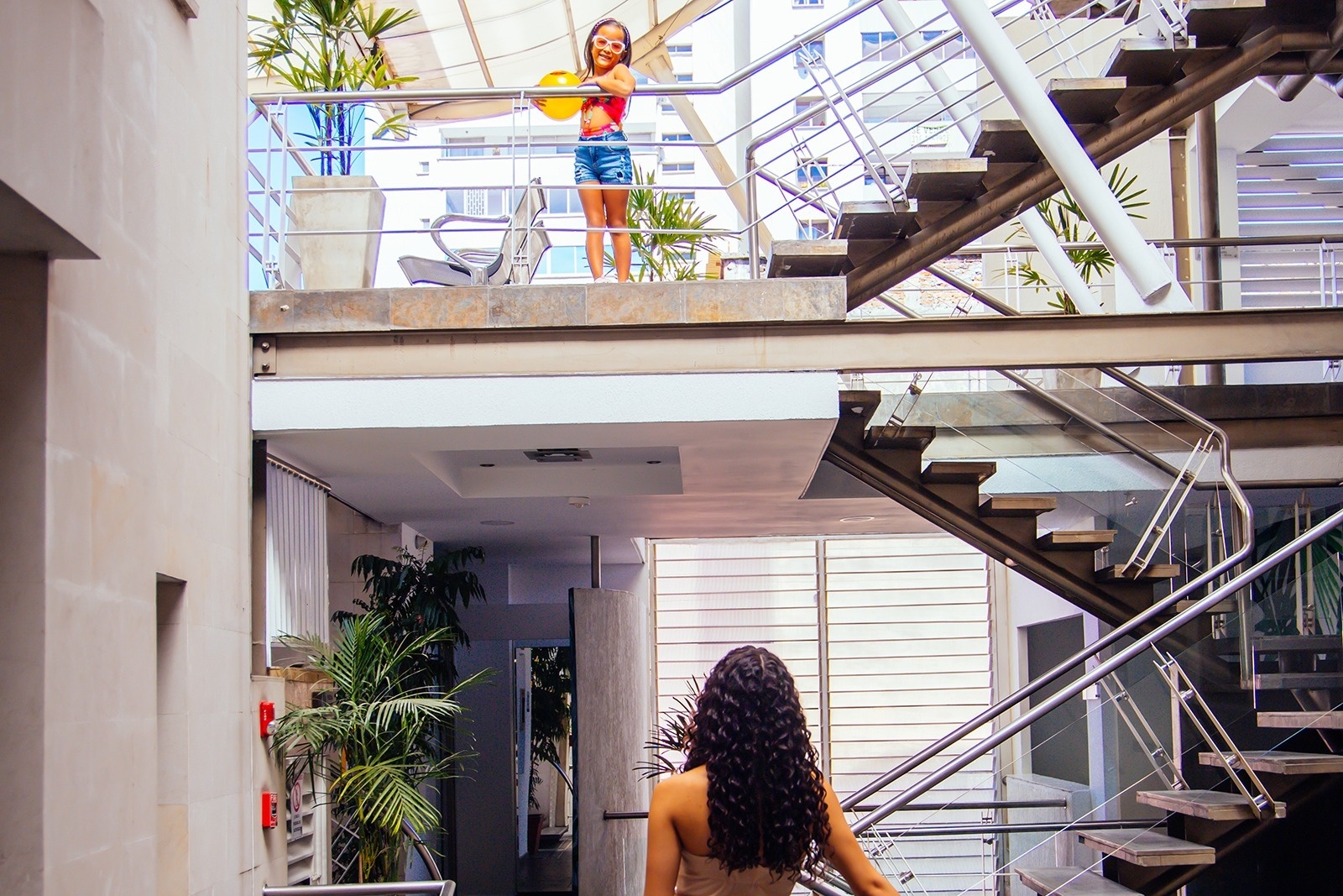 Hotel Plaza Las Américas: Girl with ball on balcony. Book your stay!