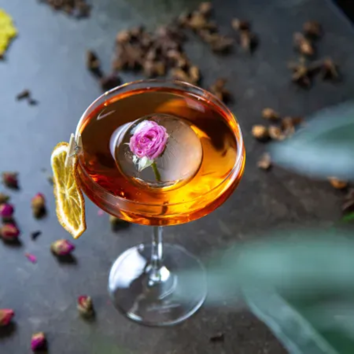 Cocktail Tequendama: Corporativa con flor y naranja. Elegancia en tu mesa.
