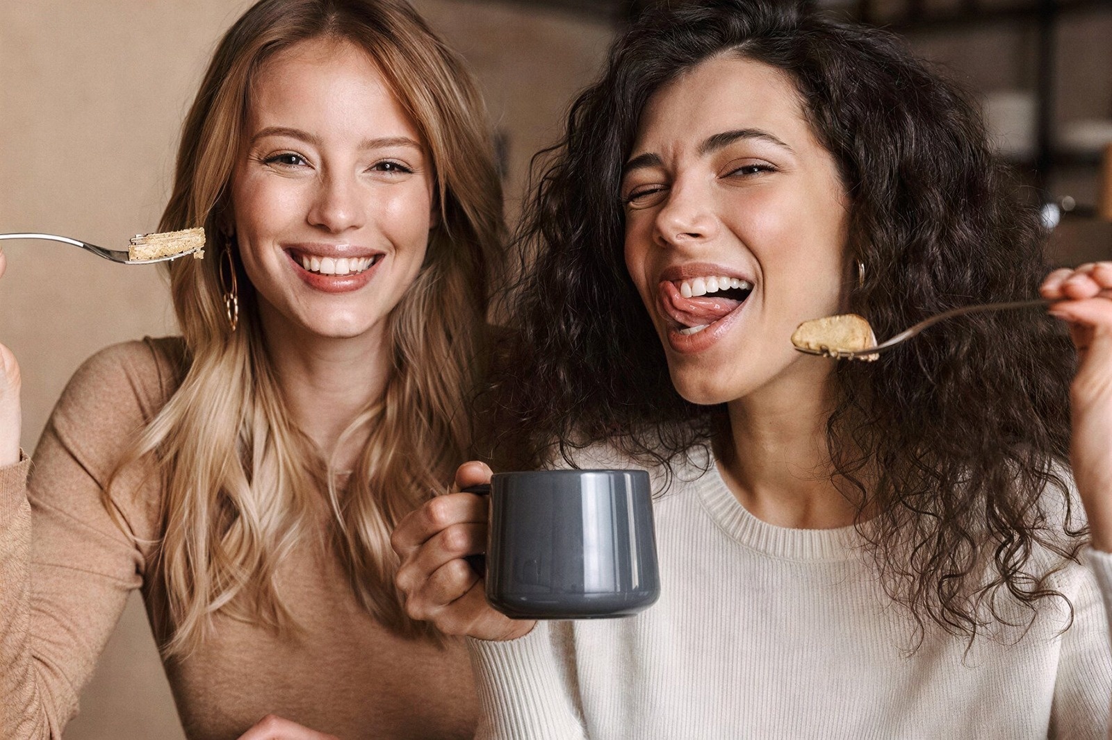 Tequendama: Corporativa. Dos mujeres disfrutan café y postre, sonriendo.
